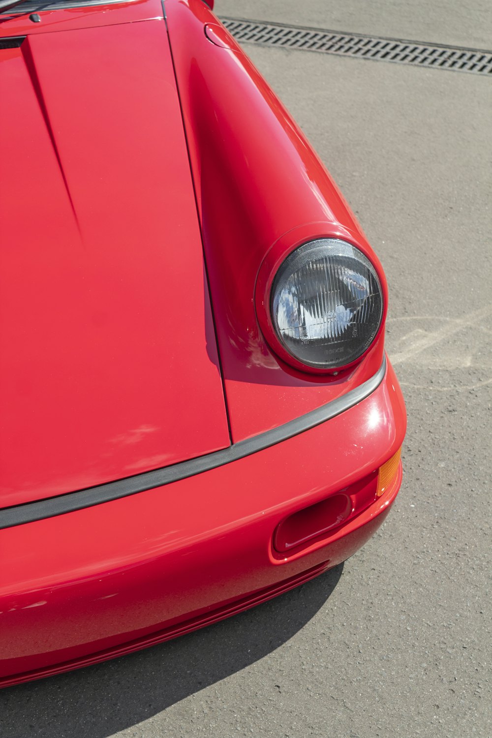 Parafango rosso e faro tondo di un'auto classica