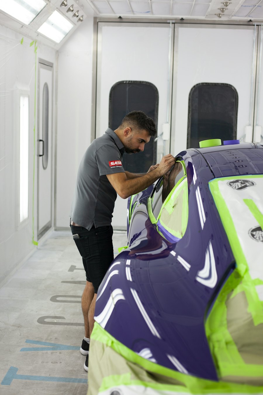 Preparazione di un'auto in cabina di verniciatura