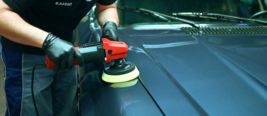 Lucidatura del cofano di un'auto